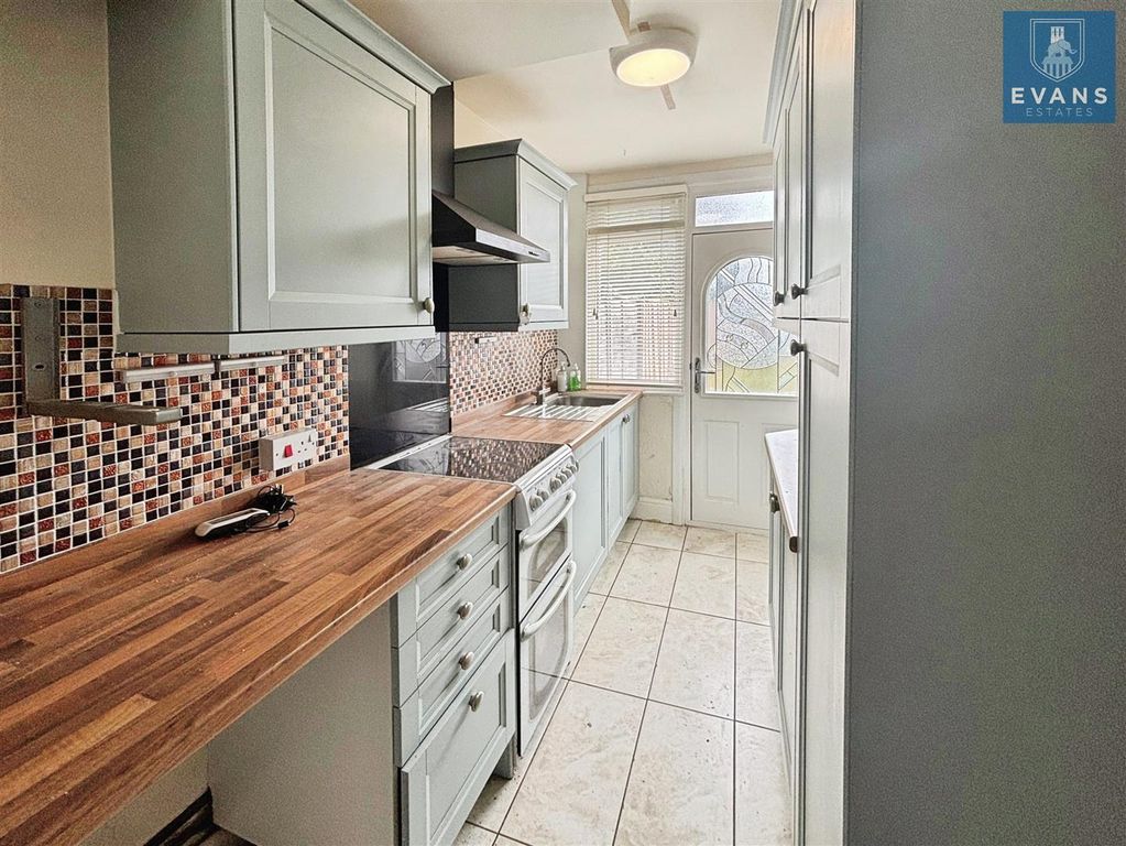 Property photo 3 of 17 Kitchen