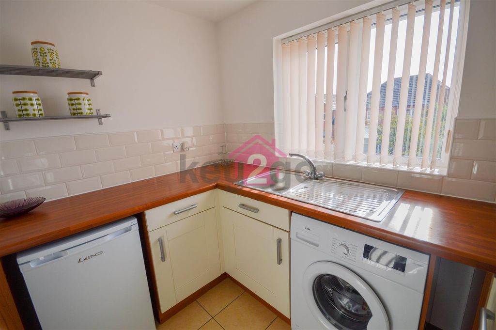 Property photo 3 of 14 Kitchen