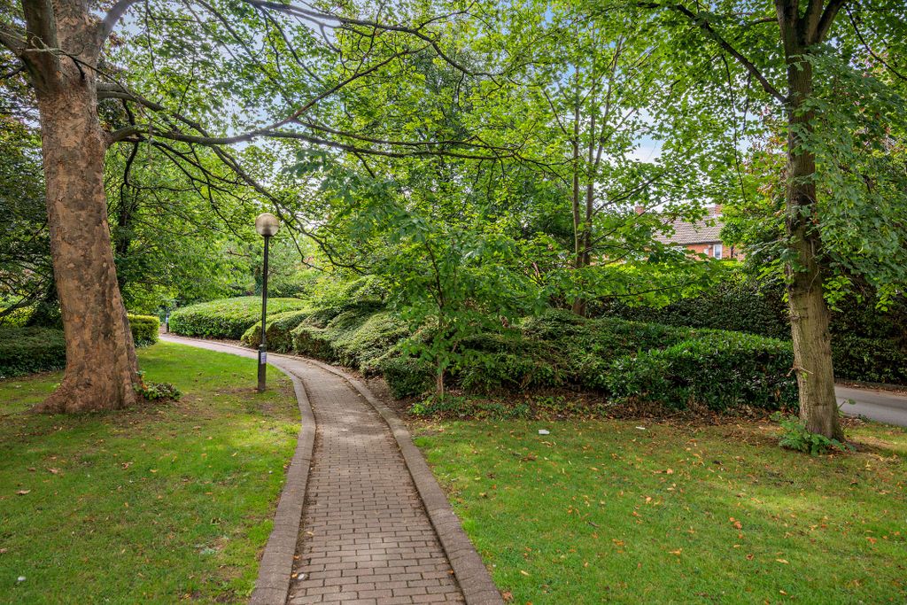 Property photo 2 of 12 Communal Gardens