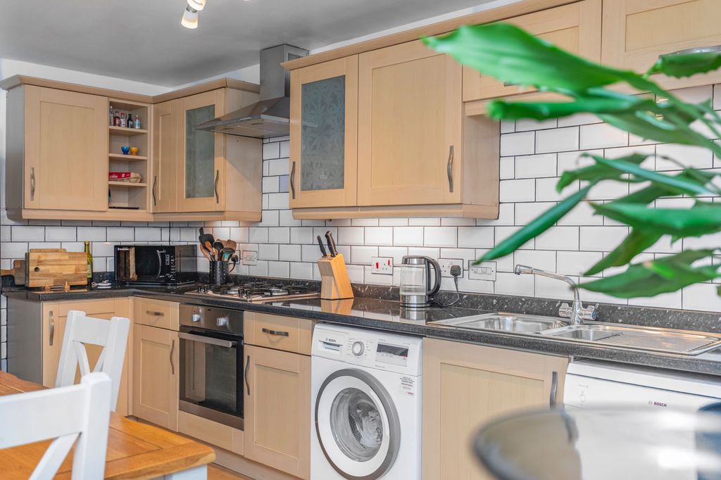 Property photo 2 of 25