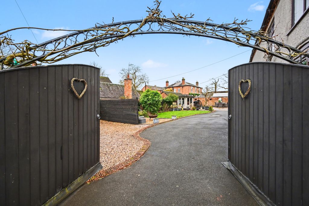 Property photo 2 of 27