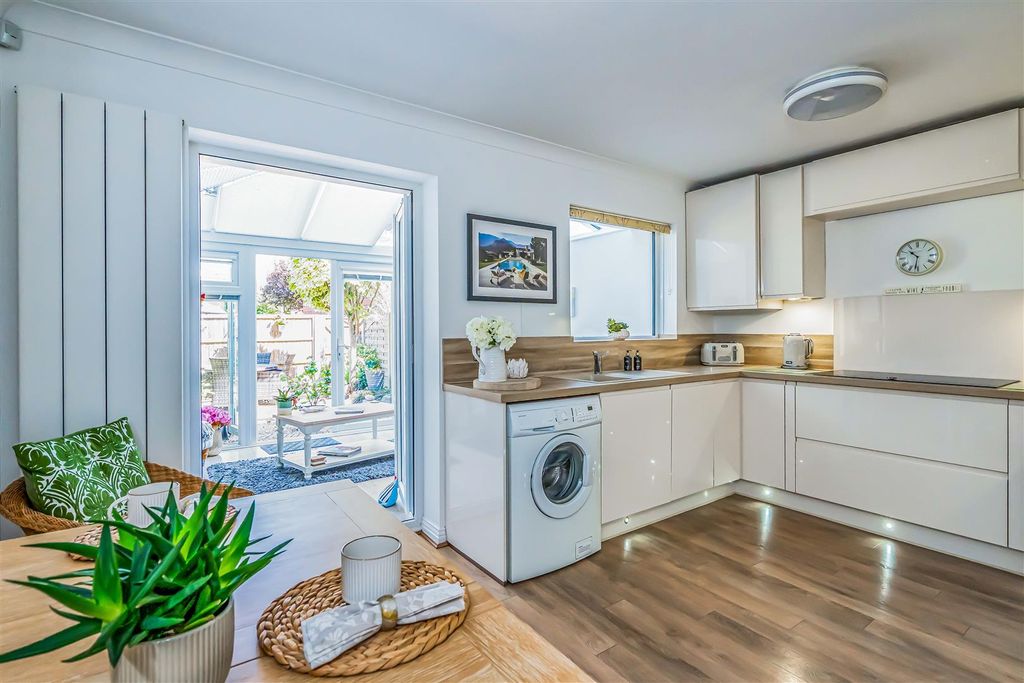 Property photo 2 of 22 52 Warblington Street, Portsmouth-Small-Porticomar