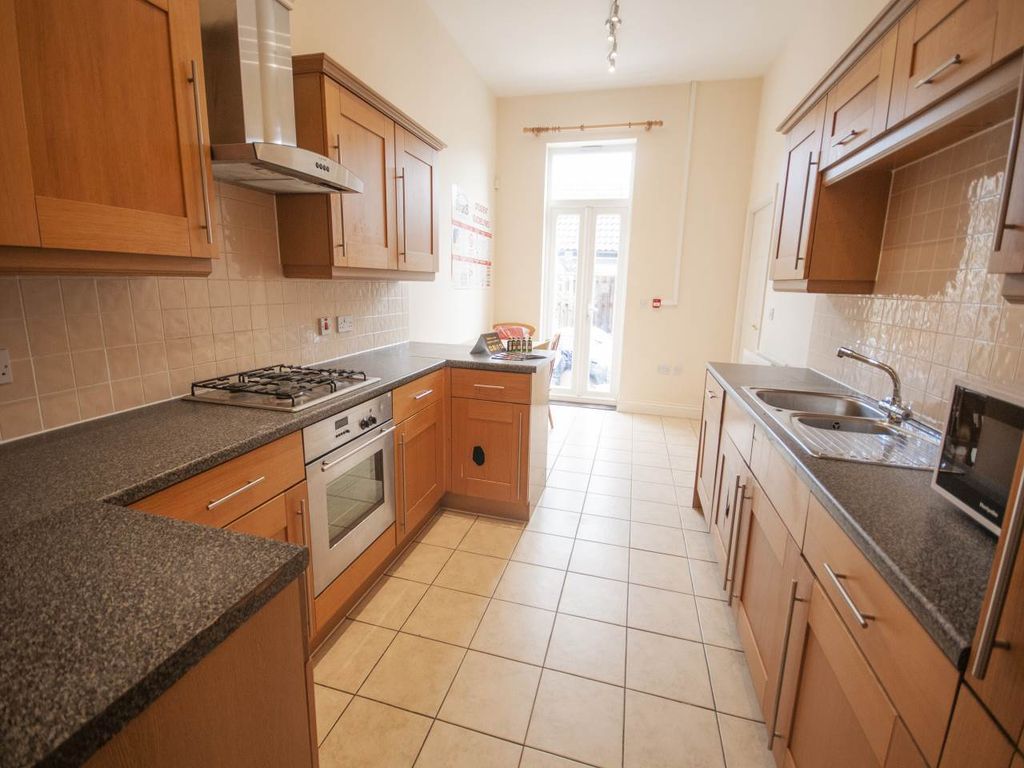 Property photo 3 of 10 Kitchen