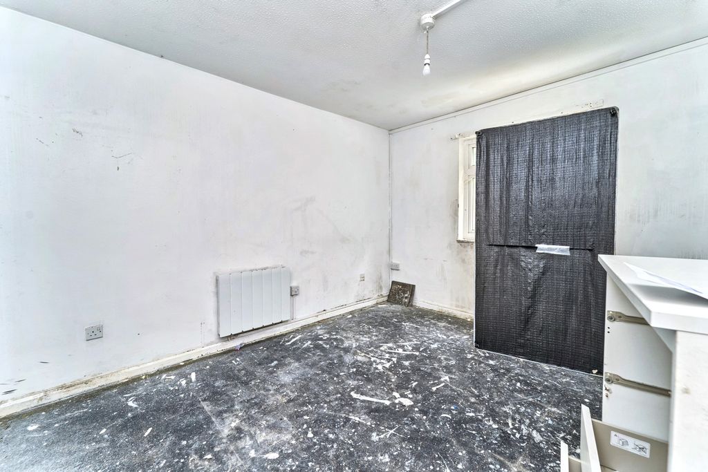 Property photo 3 of 12 4 The Furlong, Wednesbury, West Midlands, Ws10 9Su