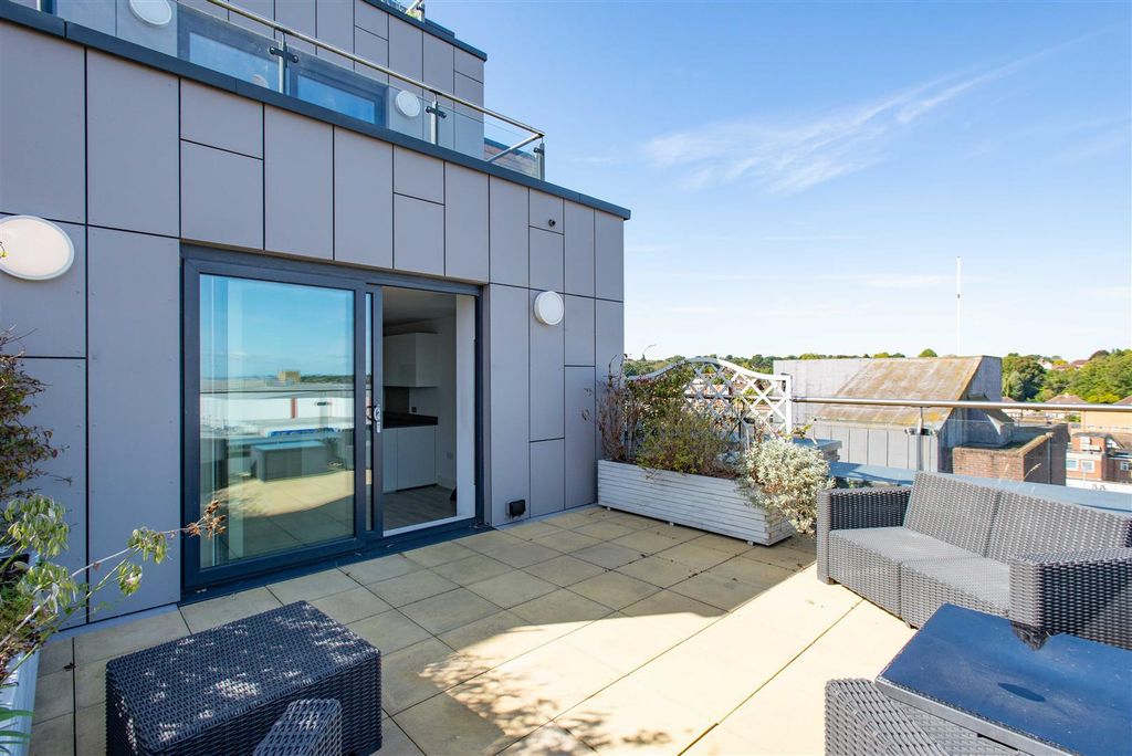 Property photo 2 of 12 42 Brunswick Sq, Br6 0Rt-8229.Jpg