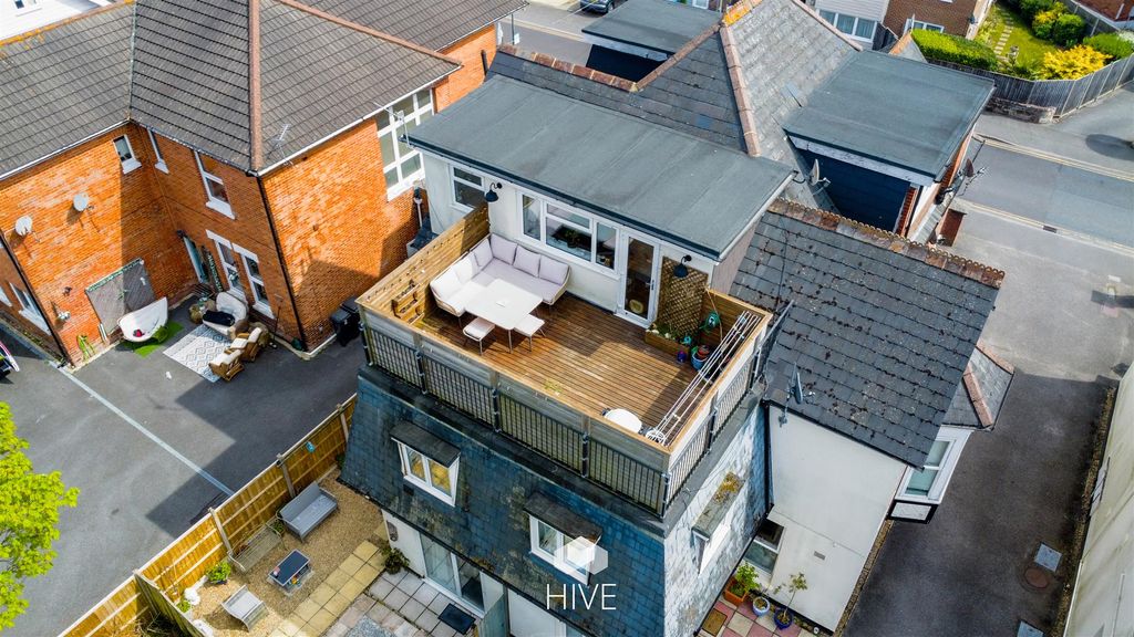 Property photo 1 of 20 Roof Garden