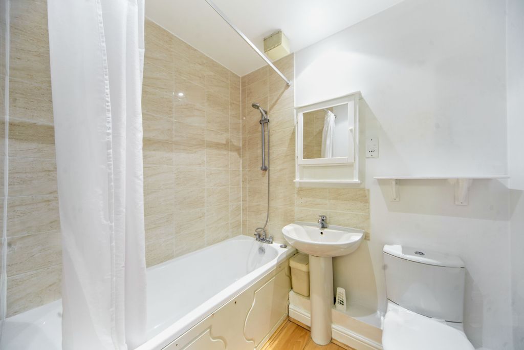 Property photo 3 of 10 Bathroom