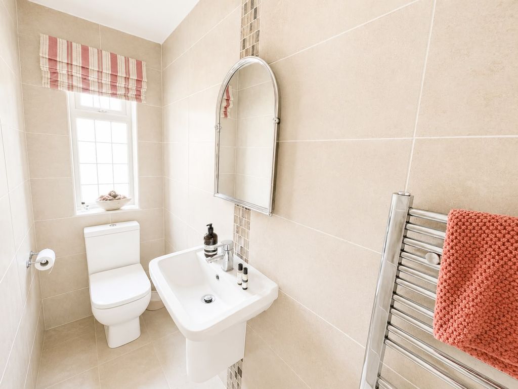 Property photo 3 of 18 Downsatirs WC
