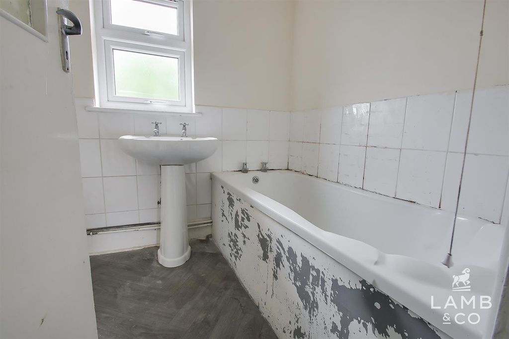 Property photo 3 of 9 Bathroom