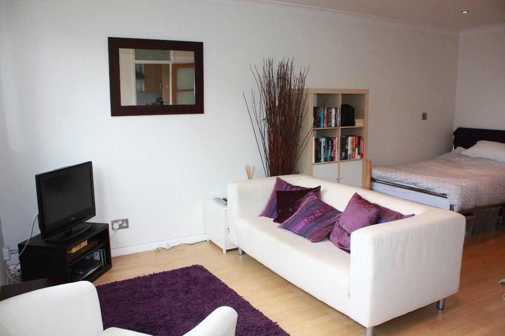 Property photo 1 of 8 Avon Court 34 - liv