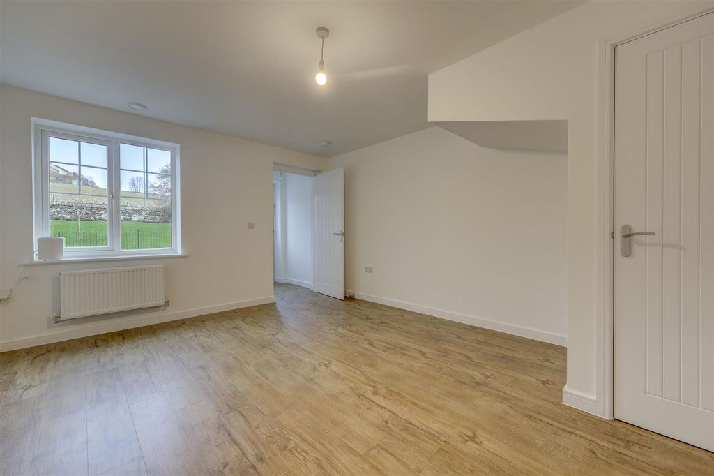 Property photo 2 of 16 Lounge