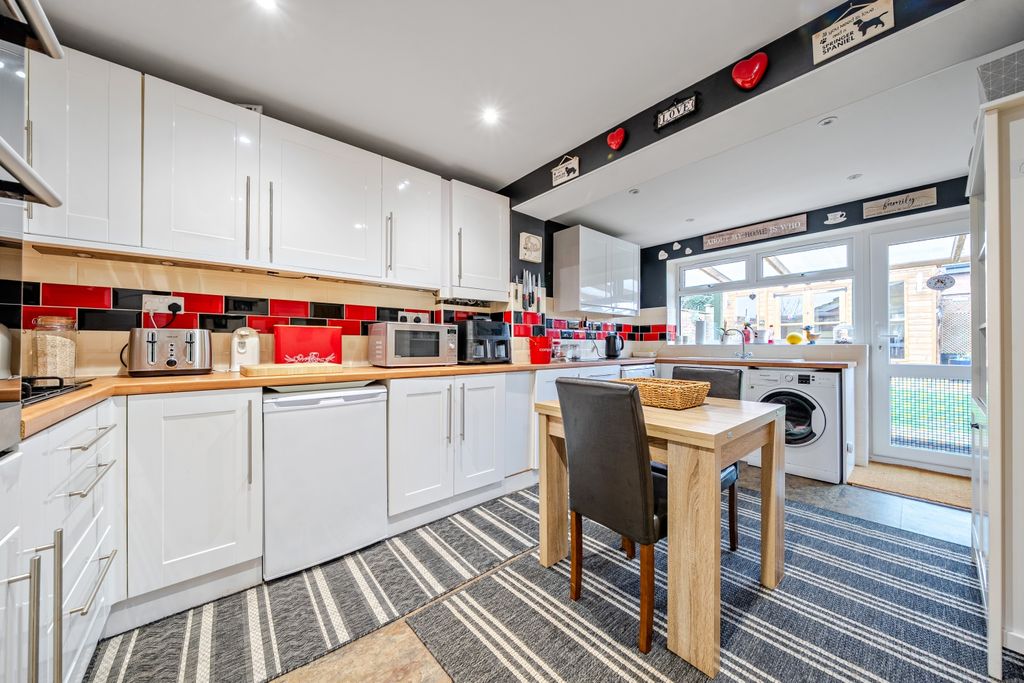 Property photo 3 of 11 1406672-8-69808c3965Ef9