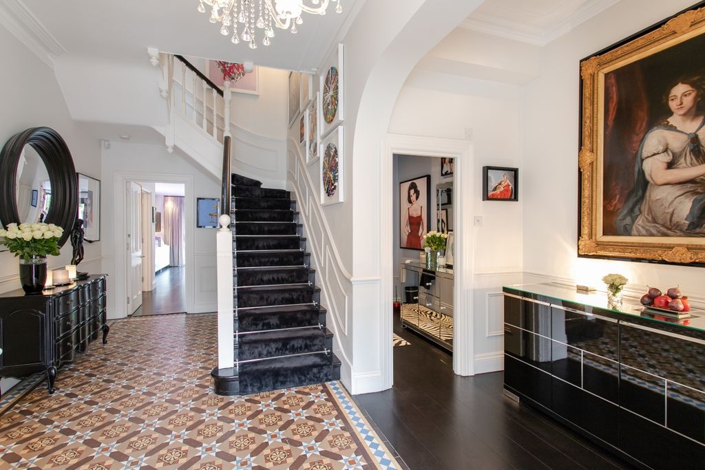 Property photo 2 of 16 Hallway