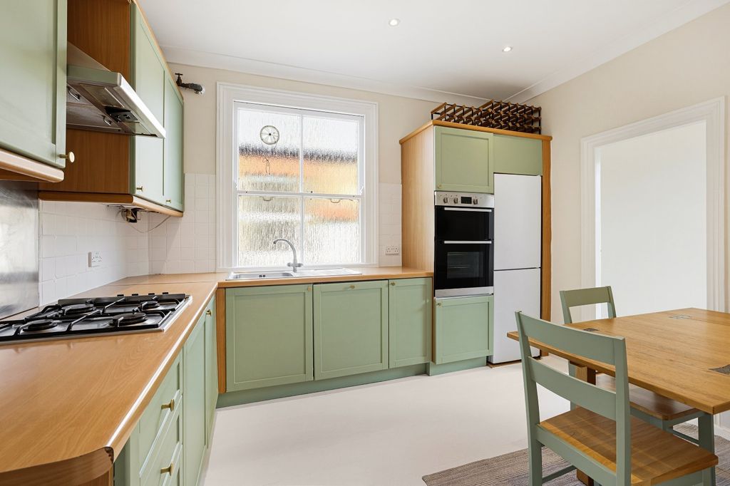 Property photo 3 of 11 Kitchen