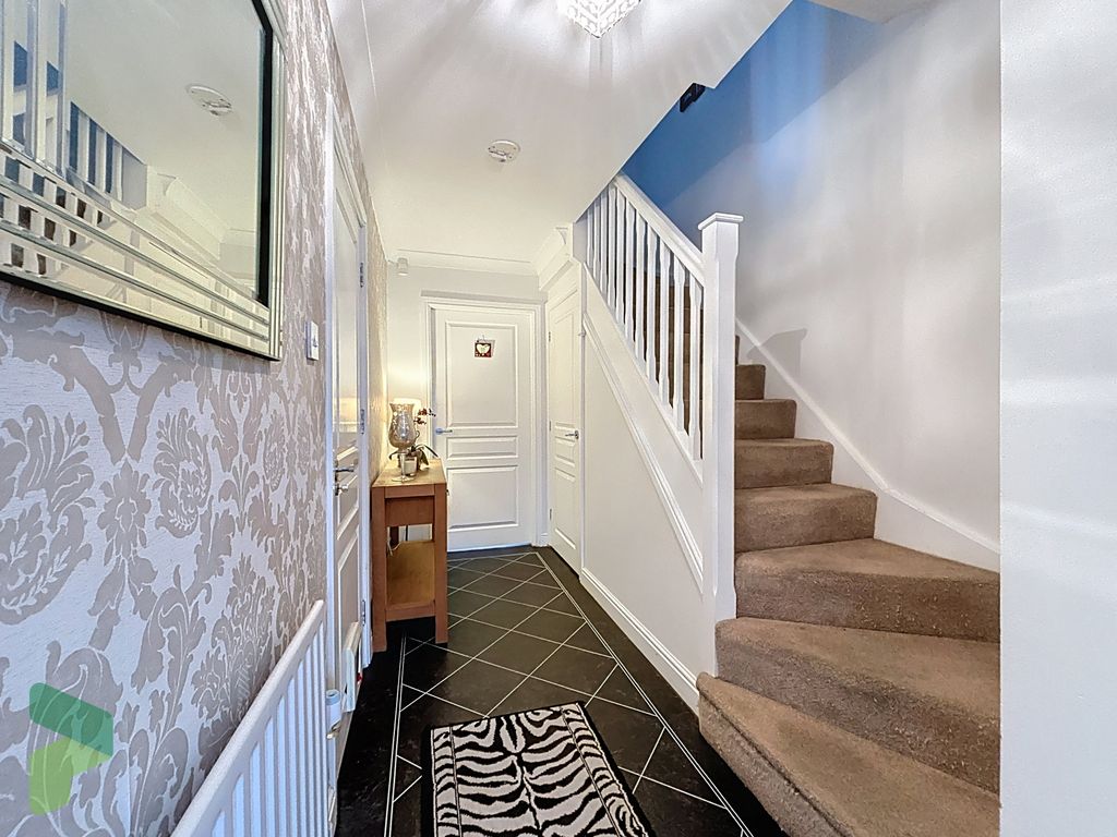 Property photo 3 of 33 Entrance Hall