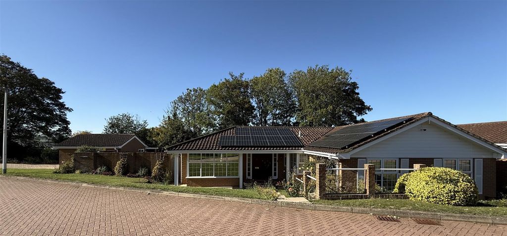 Property photo 1 of 37 5 Abbotts Close