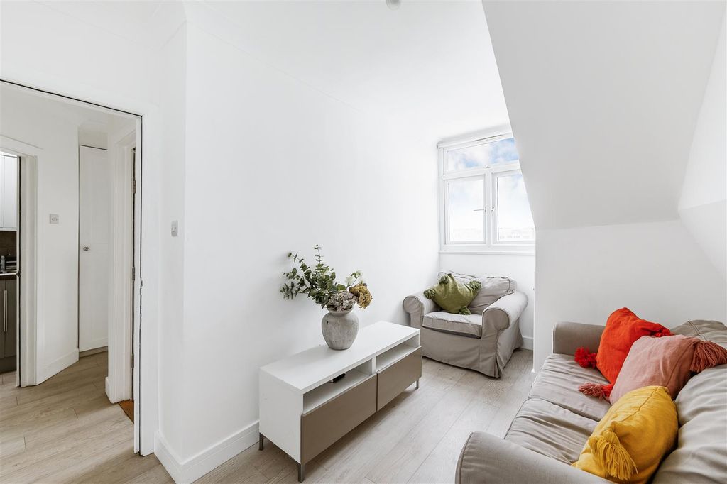 Property photo 2 of 7 Flat 4, 149 The Vale-2.Jpg