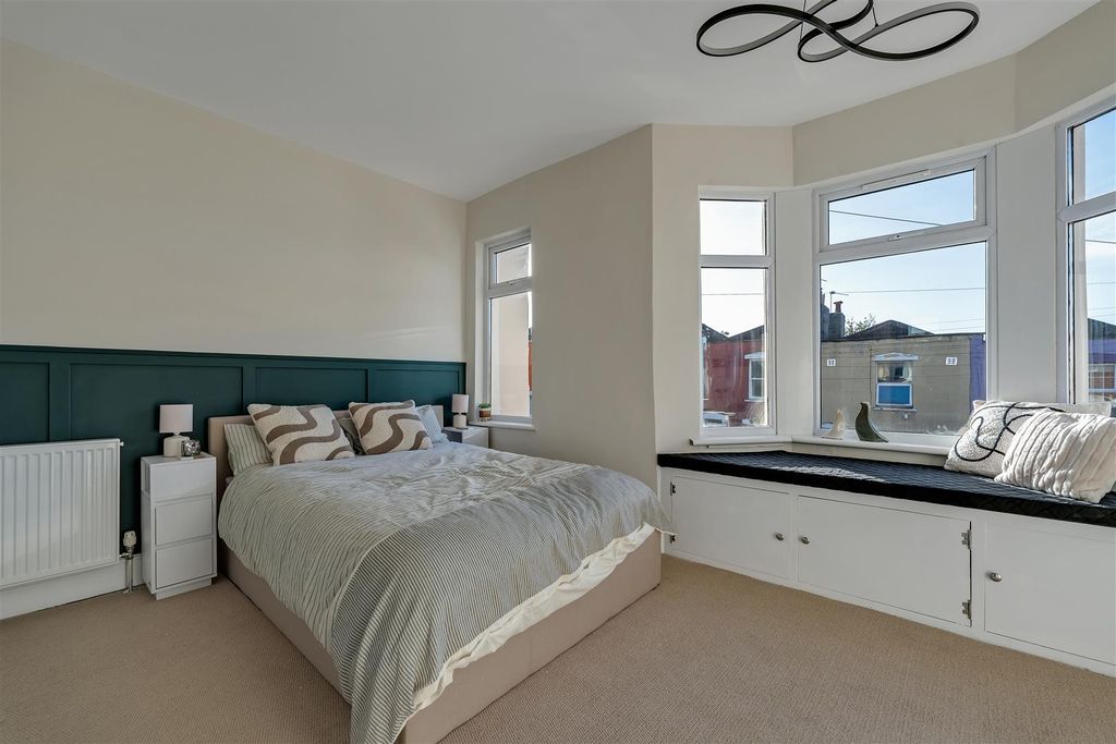 Property photo 1 of 14 Room 5