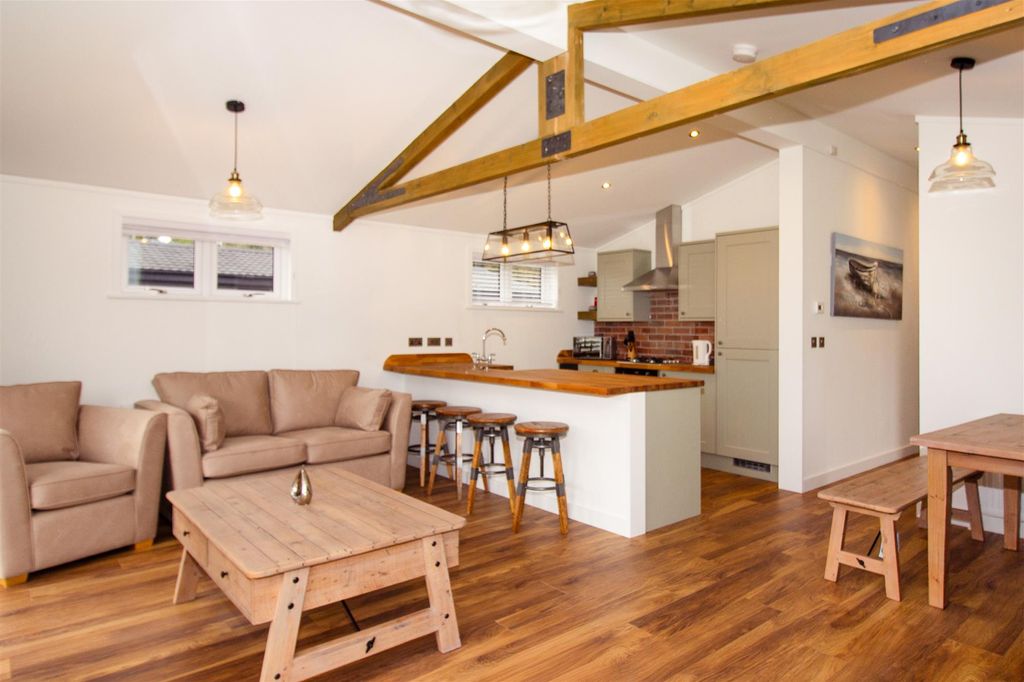 Property photo 2 of 11 Photo 1