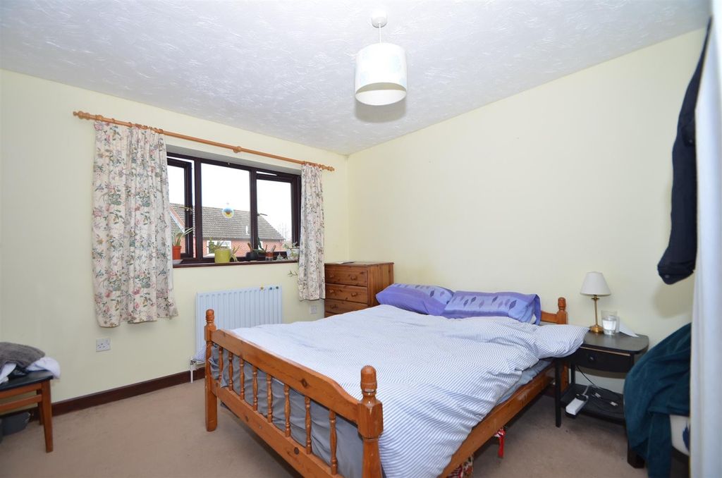 Property photo 3 of 9 Bedroom.Jpg