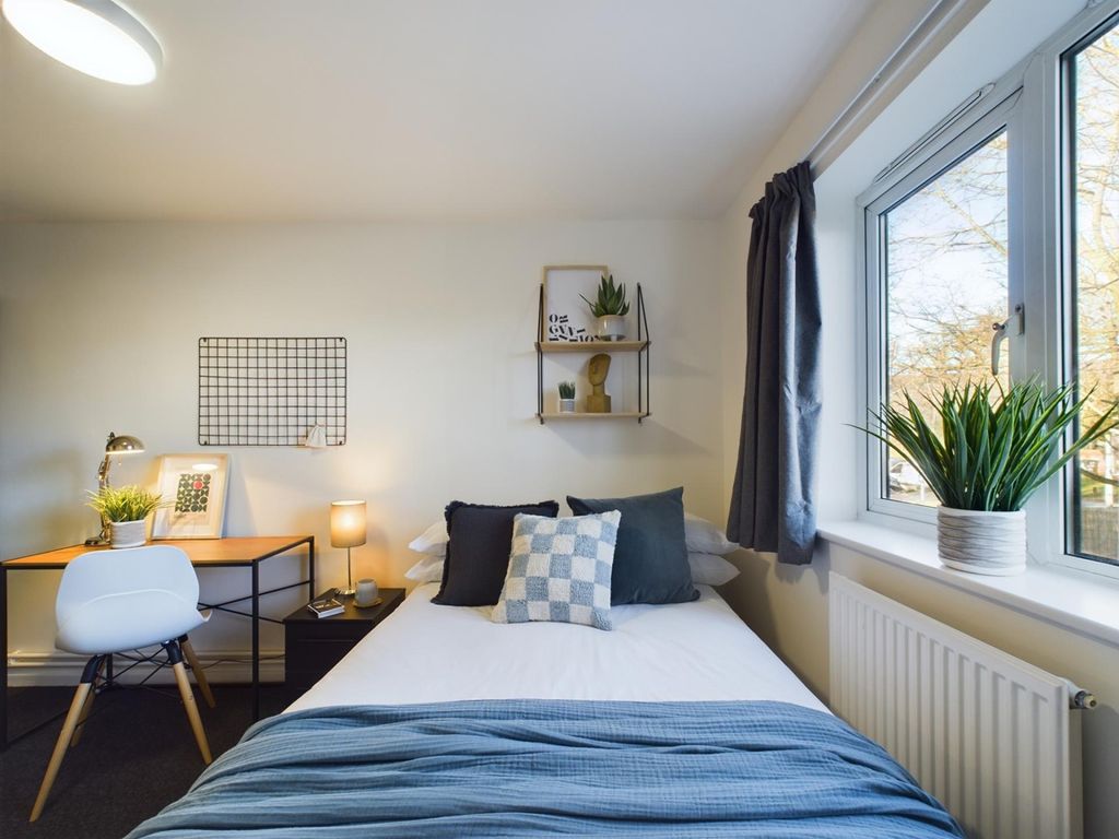 Property photo 1 of 11 A Bright And Inviting Double Bedroom Featuring A c...