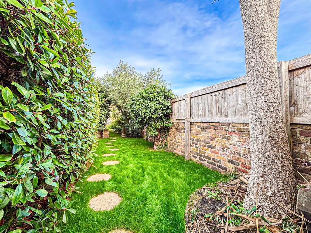 Property photo 3 of 24 Garden