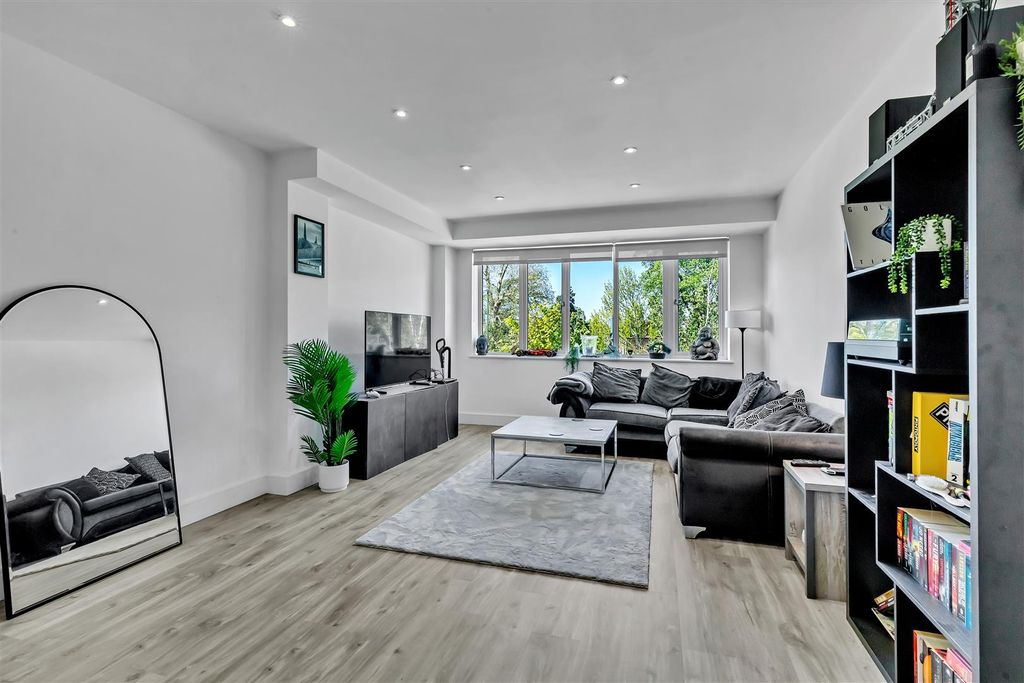 Property photo 2 of 10 Living Space A.Jpg