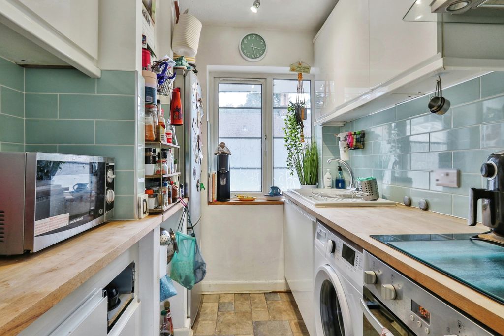 Property photo 3 of 10 Kitchen