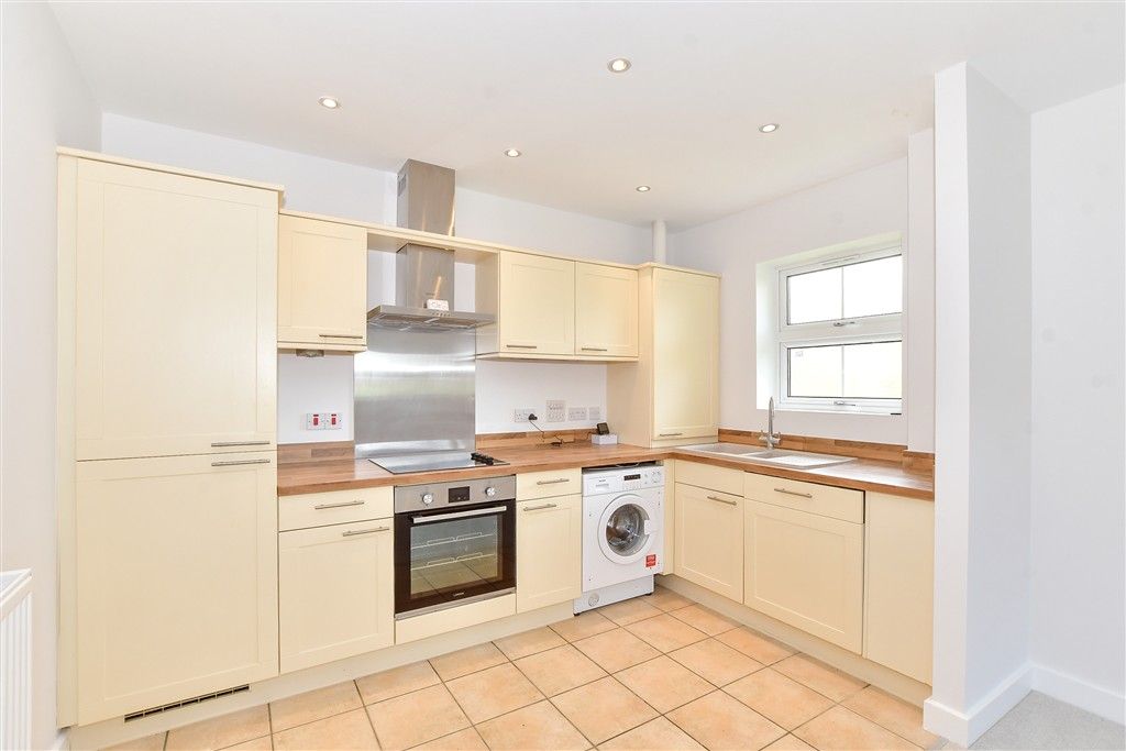 Property photo 3 of 10 Kitchen