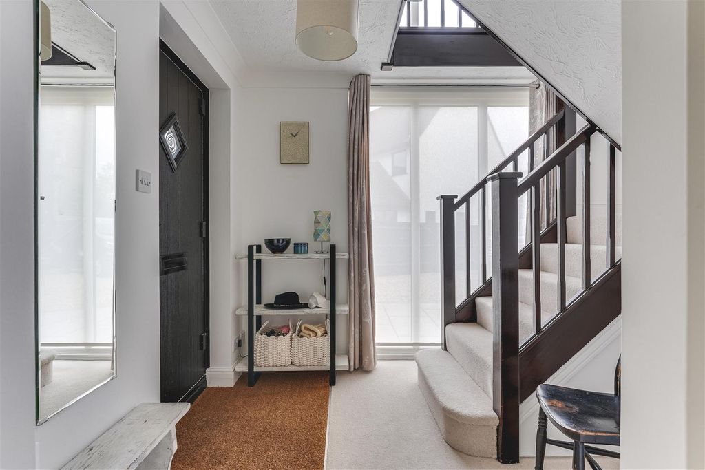 Property photo 3 of 24 Gilbey Green-11.Jpg