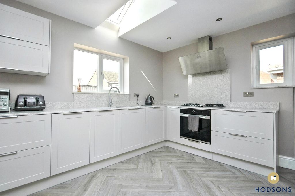 Property photo 3 of 19 Kitchen