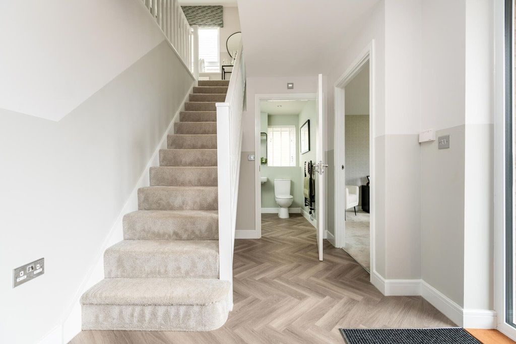 Property photo 2 of 11 Bright And Spacious Hallway