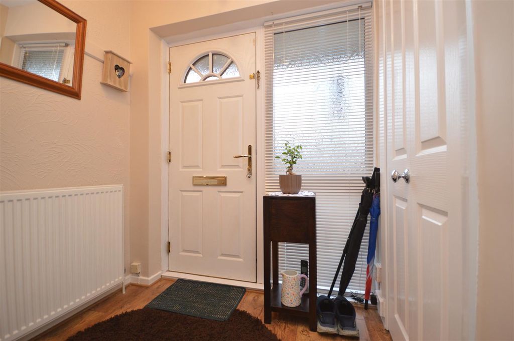 Property photo 3 of 17 Entrance Hall