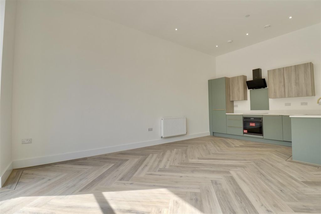 Property photo 1 of 9 BA918D0B-CC13-4Ab9-B904-Efbefdefaac2_1_201_A.Jpeg