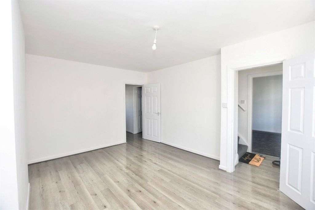 Property photo 3 of 14 Lounge