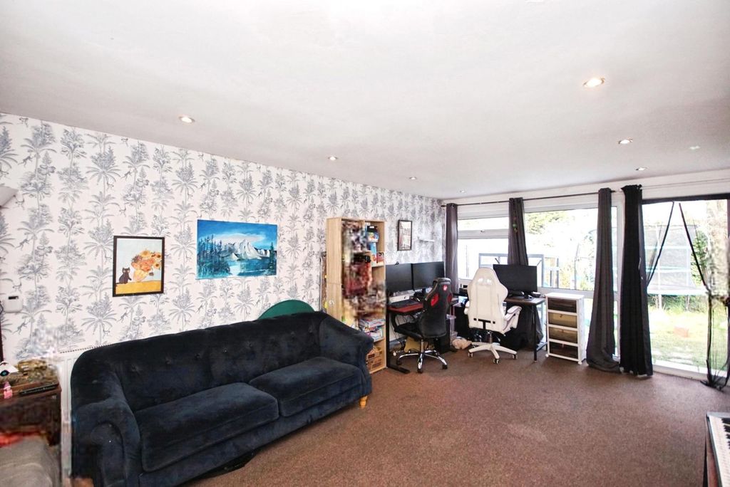 Property photo 3 of 9 Pbox-Img.Jpg