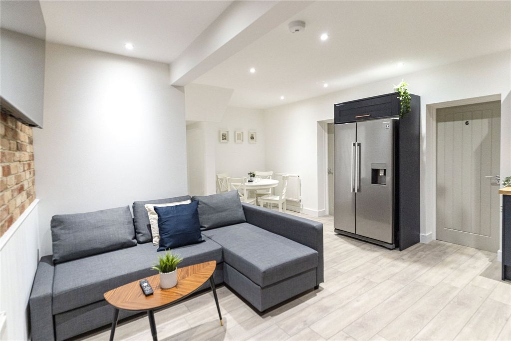 Property photo 3 of 7 Living Space