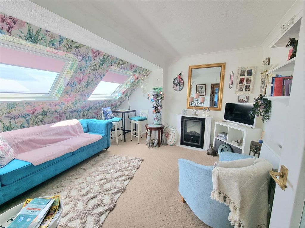 Property photo 2 of 12 Lounge