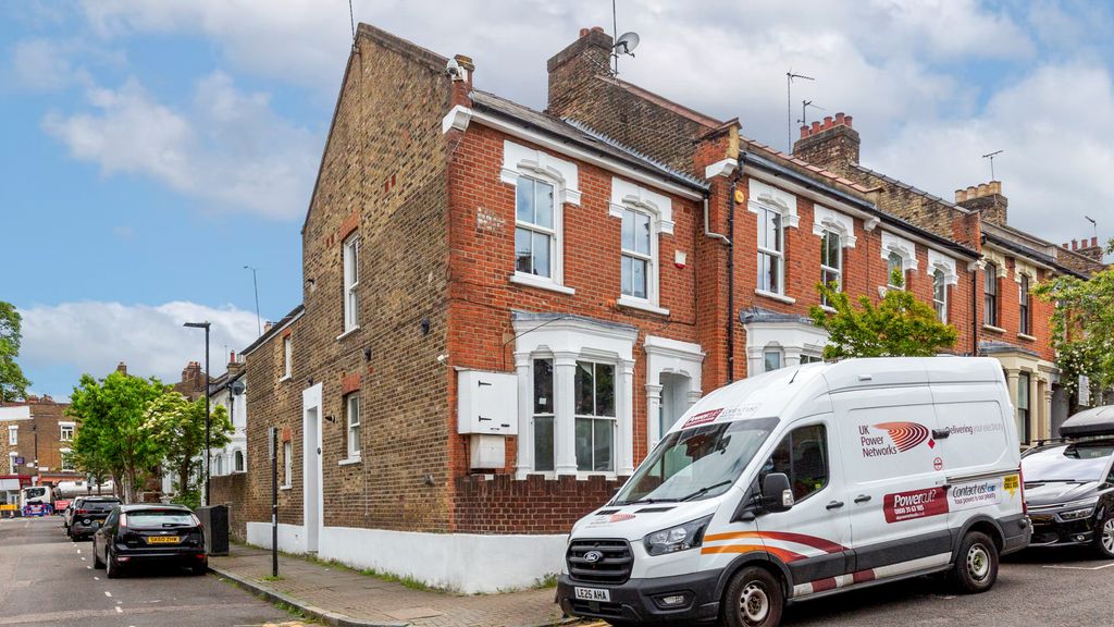 Property photo 1 of 11 Flat B, 30 Legard Road, Highbury, London, N5 1De