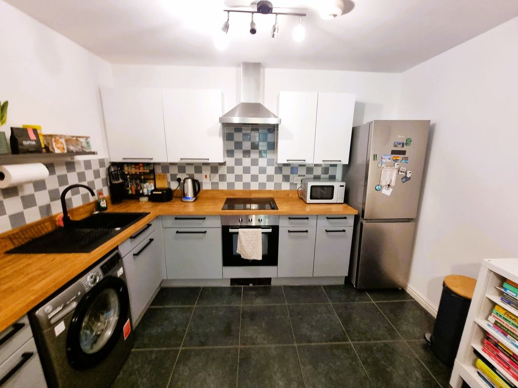 Property photo 3 of 10 Kitchen