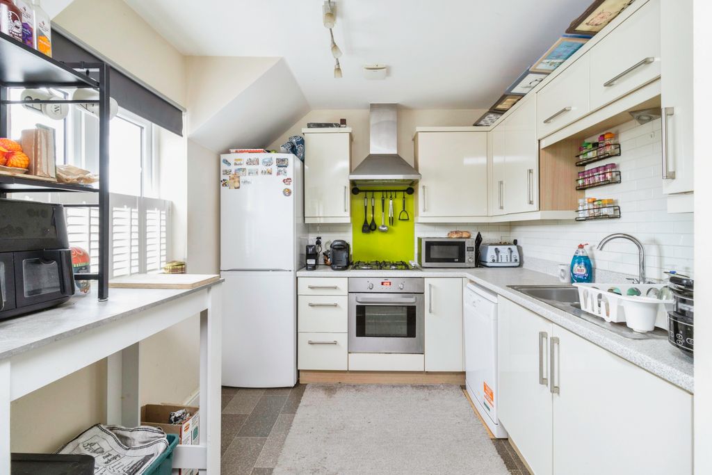 Property photo 3 of 17 Kitchen