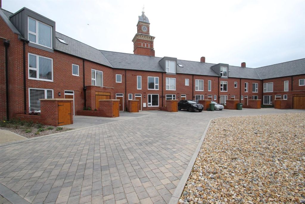 Property photo 1 of 9 .