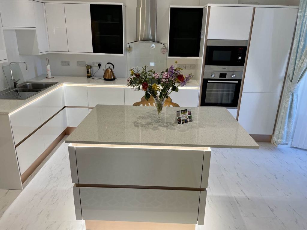 Property photo 1 of 17 Kitchen 1