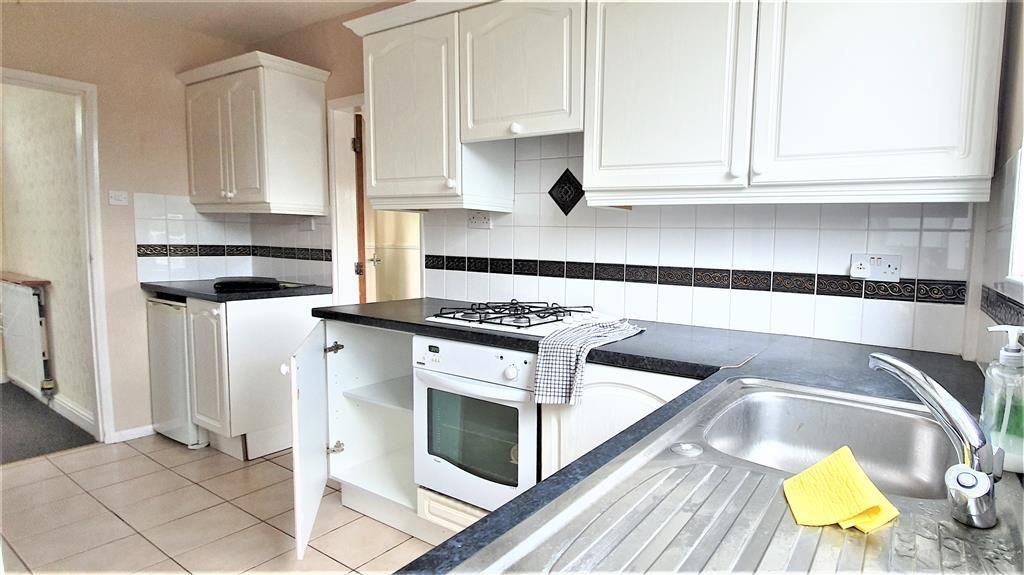 Property photo 3 of 8 Kitchen