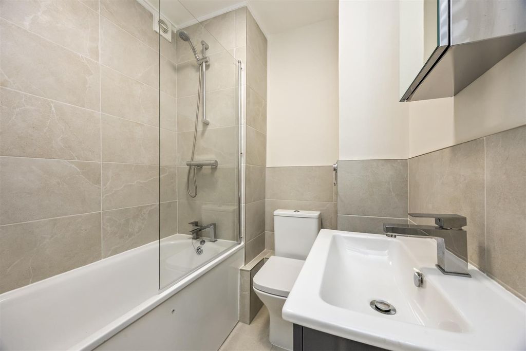 Property photo 3 of 15 Family Bathroom