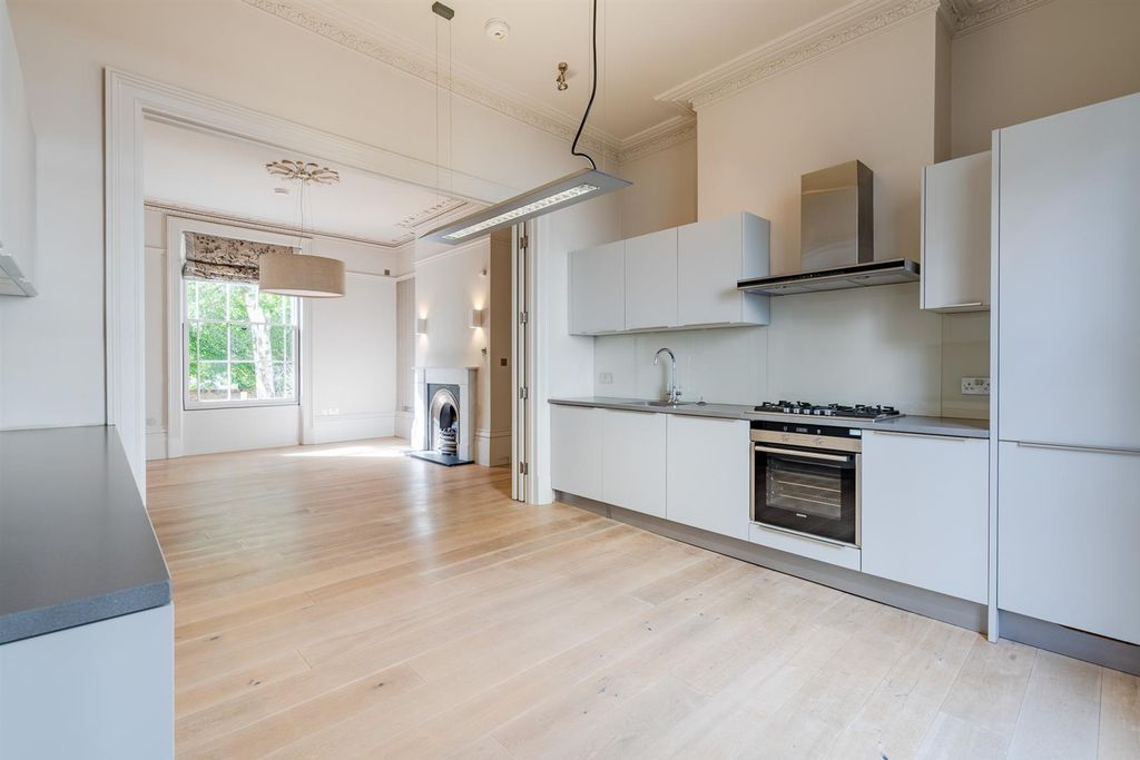 Property photo 3 of 10 Kitchen