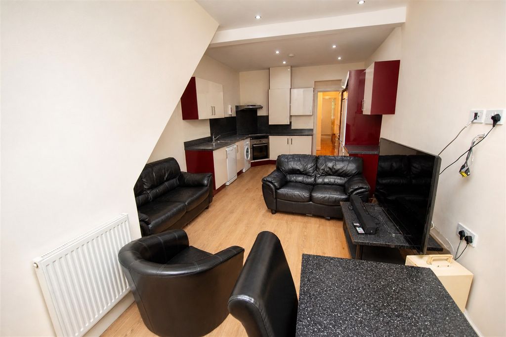 Property photo 2 of 12 Approach