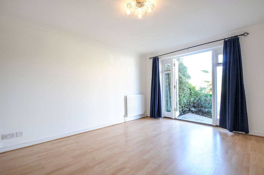 Property photo 2 of 10 Sitting Room