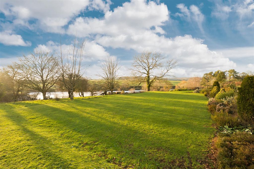 Property photo 2 of 16 West End House 09.Jpg