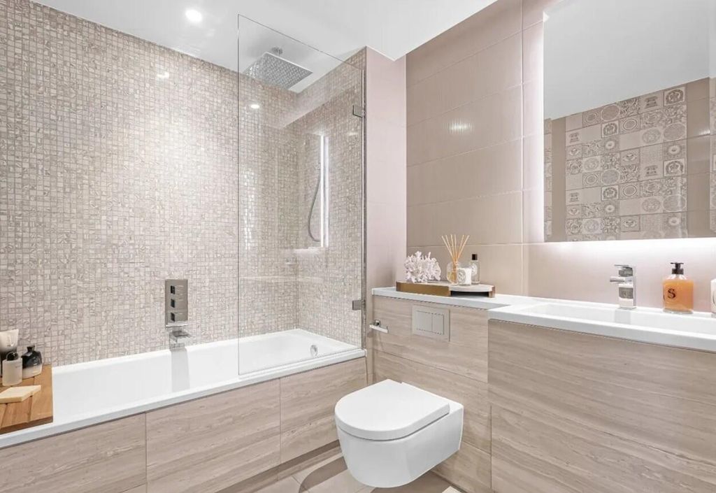 Property photo 2 of 9 Bathroom